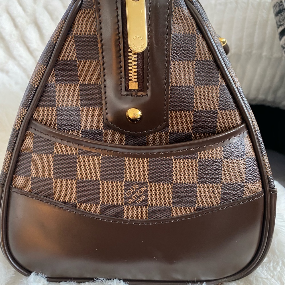 Discontinued Louis Vuitton Damier Ebene Berkeley Bag 
— a timeless classic - Picture 12 of 13